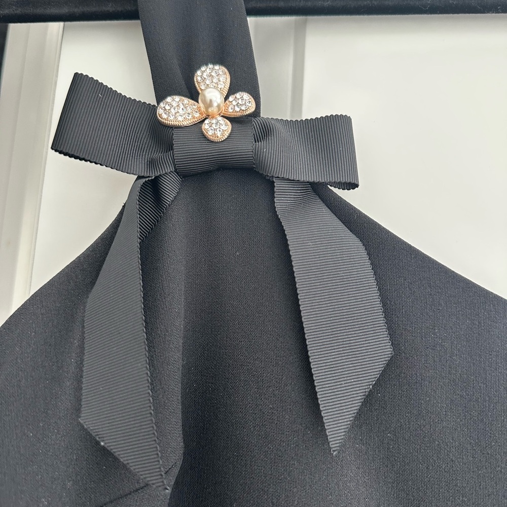 Elegant Black Dress with Bow Detail - Picture 2 of 4